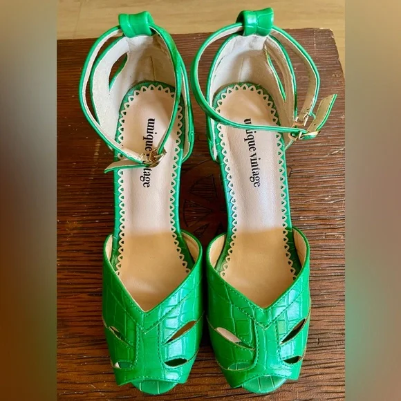 Unique Vintage Bright Green Ankle-Strap Peep Toe Heels, New, no box. - Picture 1 of 6